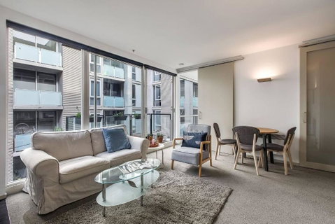 Parade Place - A Central Balcony Stay - Goulburn Accommodation 1