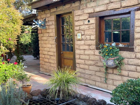 Patricias Garden Studio - Goulburn Accommodation 1