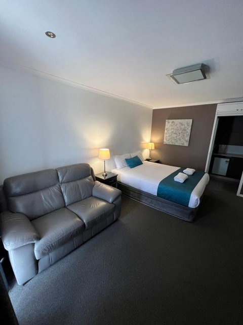Pevensey Motor Lodge - Goulburn Accommodation 3