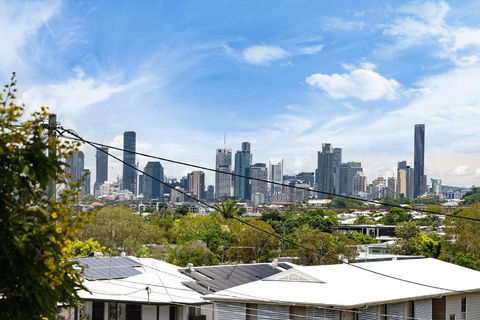 Pet Friendly Family Home In Brisbane - Relocations And Family Stays - Fast Internet - Parking - Netflix - Goulburn Accommodation 1