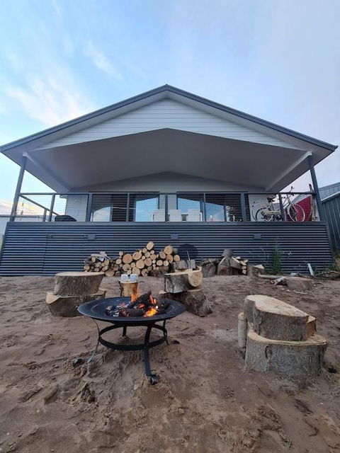 PIECE OF PARADISE, Huge 4 Bedroom Haven - Goulburn Accommodation 1