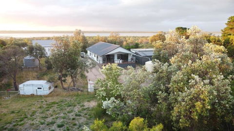 PIECE OF PARADISE, Huge 4 Bedroom Haven - Goulburn Accommodation 3