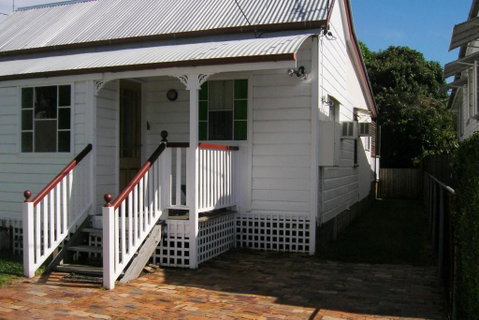 Pine Cottage - Goulburn Accommodation 0