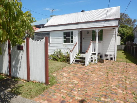 Pine Cottage - Goulburn Accommodation 2