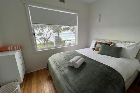 PIPI SHACK - Iconic Waterfront Shack Binalong Bay - Goulburn Accommodation 3