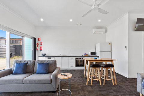 Port Lincoln Shark Apartment 6 - Goulburn Accommodation 1