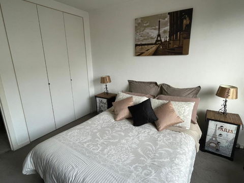 Radiance - Chic Fitzroy Street Apartment - Goulburn Accommodation 1