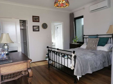 Private & Cosy! Master Bedroom In Perth With Garden View - Goulburn Accommodation 2