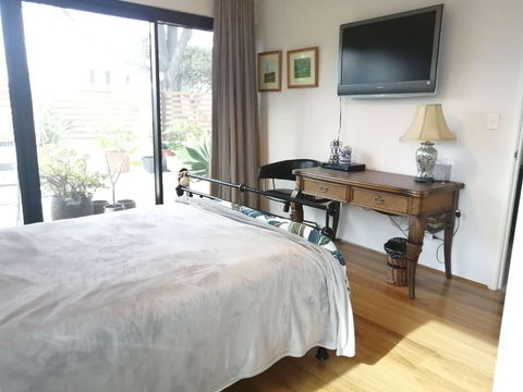 Private & Cosy! Master Bedroom In Perth With Garden View - Goulburn Accommodation 1