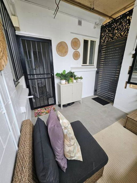 Prime Location: Just Steps Away From Oxford Street - Goulburn Accommodation 1