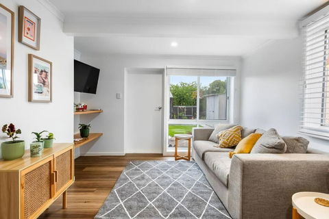 Prime Location, Stylish Space - Goulburn Accommodation 0