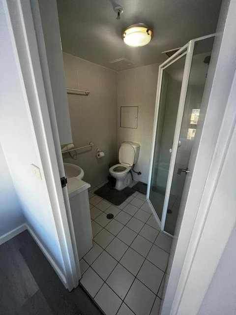 Private Room With Ensuite In The CBD - Goulburn Accommodation 3