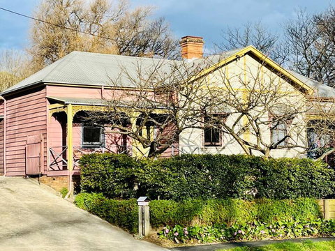 Quarryman Cottage @ 102 - Goulburn Accommodation 0
