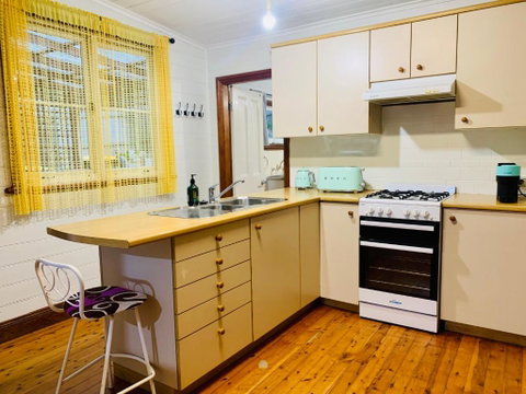 Quarryman Cottage @ 102 - Goulburn Accommodation 3