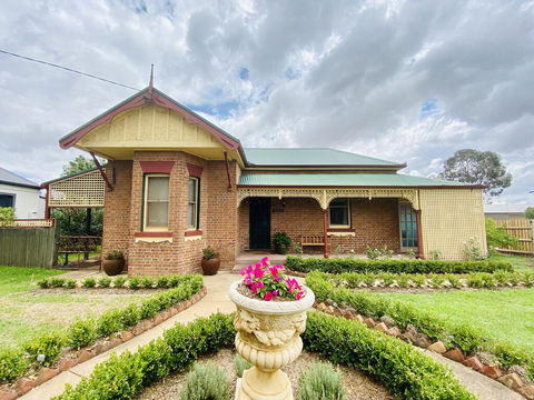 Avoca House - Circa 1900 Gorgeous Federation Home - Goulburn Accommodation 0