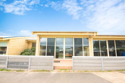 Bayview No 2 - Next To The Beach - Goulburn Accommodation 0