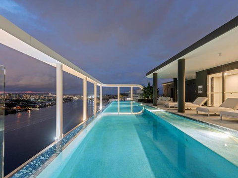 Rivello Apartments - Free Secure Car Park, 6km To City, Ferry Terminal, Eat Street, Rooftop Pool, Sauna, Portside Dinning - Goulburn Accommodation 0