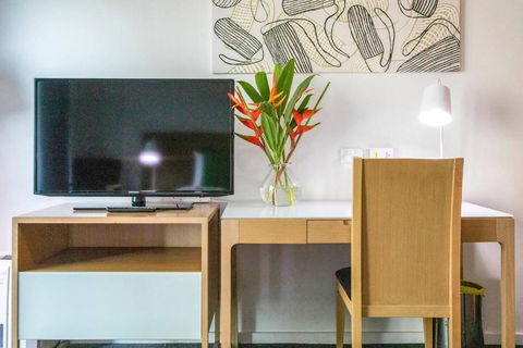 Resort-Style Sister Studios - Double Delight In The CBD - Goulburn Accommodation 1