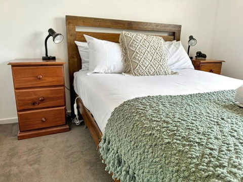 Reel Close! Walk To Everything. Sleeps 6 - Goulburn Accommodation 2