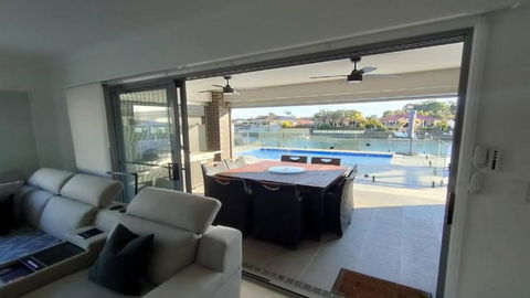 Relax Poolside By The Canal - Goulburn Accommodation 0
