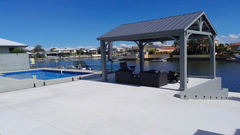 Relax Poolside By The Canal - Goulburn Accommodation 1