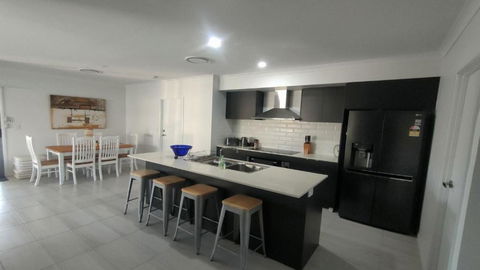 Relax Poolside By The Canal - Goulburn Accommodation 2