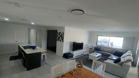 Relax Poolside By The Canal - Goulburn Accommodation 3