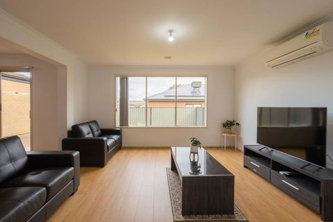 Relaxing Family Home In The Heart Of Tarneit - Goulburn Accommodation 0