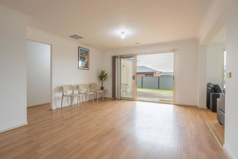 Relaxing Family Home In The Heart Of Tarneit - Goulburn Accommodation 2
