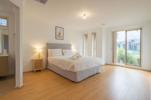 Relaxing Family Home In The Heart Of Tarneit - Goulburn Accommodation 3