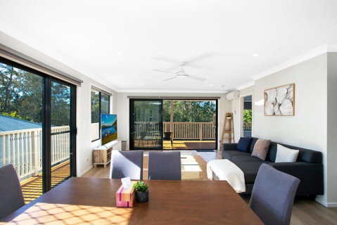 Renovated Coastal Getaway With Water Views - Goulburn Accommodation 2