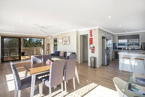 Renovated Coastal Getaway With Water Views - Goulburn Accommodation 3