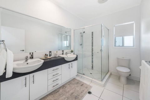 Retreat In The Heart Of Alex - 3BR Sleeps 11, Pool - Goulburn Accommodation 2