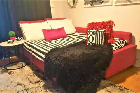 Retro Chic Vibes, Tropical Pool & Prime Location - Goulburn Accommodation 1