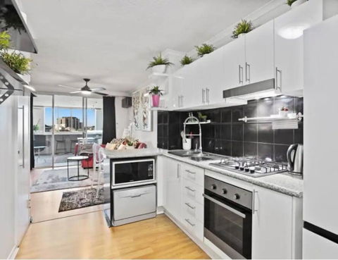 Retro Chic Vibes, Tropical Pool & Prime Location - Goulburn Accommodation 3