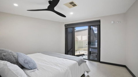 Riptides Booker Bay -Waterfront Apartment, Walk To Shops & Cafes - Goulburn Accommodation 3