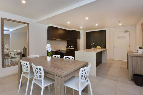 Resort-style Swim Out - A True Tropical Oasis - Goulburn Accommodation 3