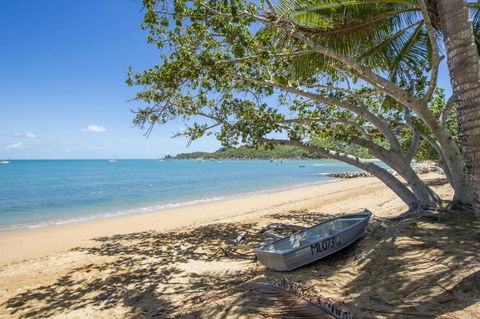 SAILS 9 Beachfront Getaway Horseshoe Bay - Goulburn Accommodation 1