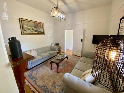 Roseland Cottage - CBD Heritage - Goulburn Accommodation 2