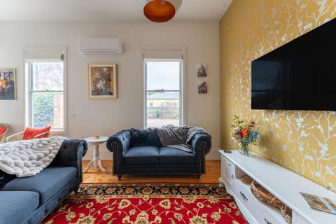 Rose Villa Heritage Home With Parking & WiFi - Goulburn Accommodation 3