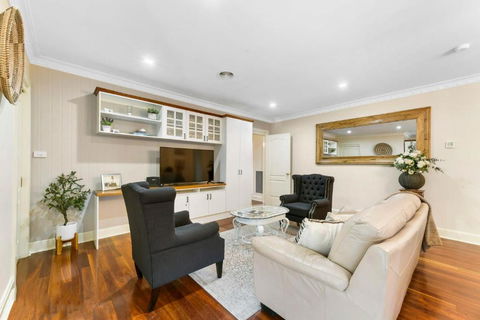 Roselawn Manor - 5 Bedroom Entertainer - Goulburn Accommodation 2
