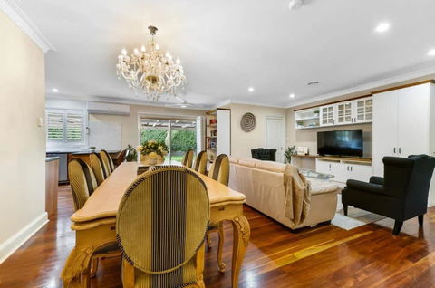 Roselawn Manor - 5 Bedroom Entertainer - Goulburn Accommodation 3