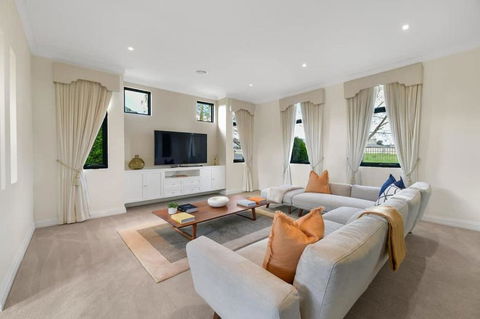 Roselawn Retreat - Pool, Incredible Views, Sleeps 8 - Goulburn Accommodation 1