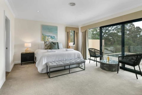 Roselawn Retreat - Pool, Incredible Views, Sleeps 8 - Goulburn Accommodation 2