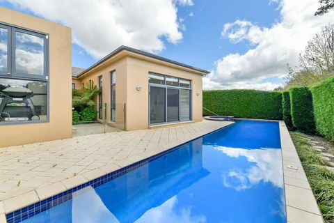 Roselawn Retreat - Pool, Incredible Views, Sleeps 8 - Goulburn Accommodation 3