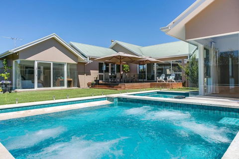 Royadie Resort - Pool Spa Tennis 500m To Beach - Goulburn Accommodation 0