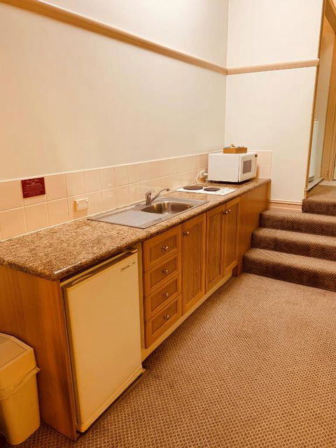 Royal Albert Hotel - Goulburn Accommodation 3