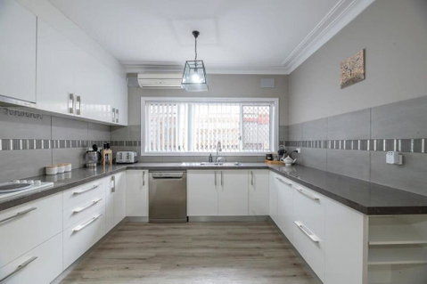 Roycox Cottage - Charming Escape, Fireplace - Goulburn Accommodation 2