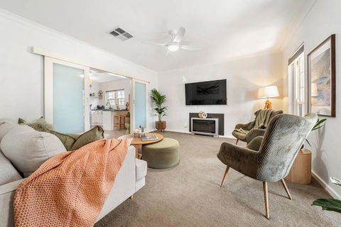 Sage By The Sea - WiFi, BBQ, Beach, Art - Goulburn Accommodation 2