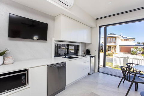Sailfish Studio - Beachside Private Access Granny Flat By UHoliday - Goulburn Accommodation 1
